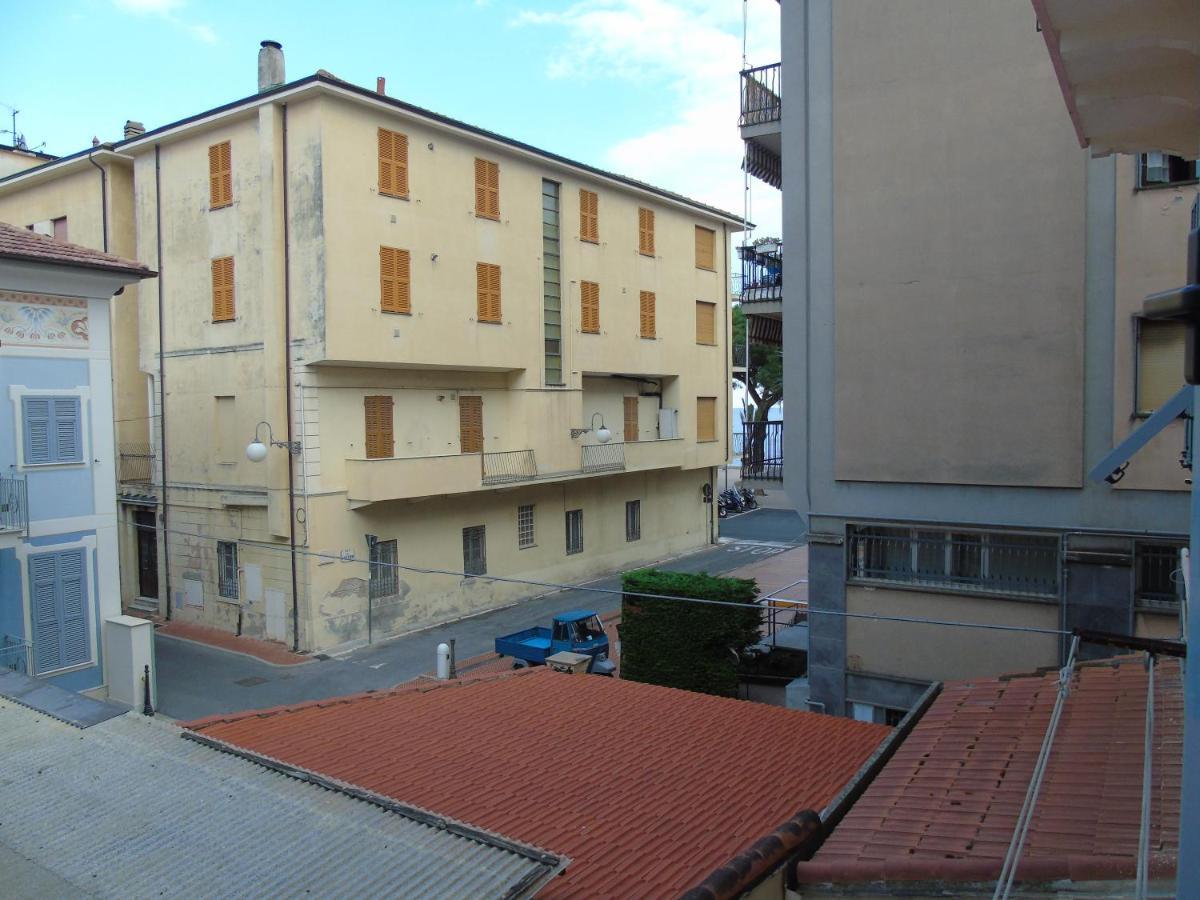 Appartamento Stella Marina In Pieno Centro Di Pietra Ligure Sulla Passeggiata E A Un Passo Dal Mare Bagian luar foto